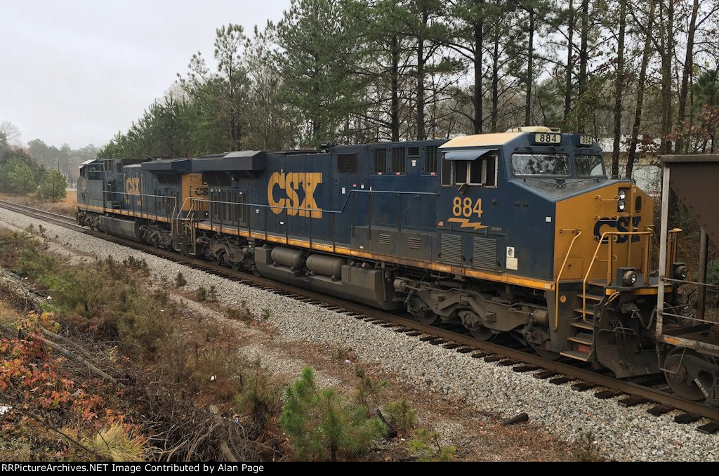 CSX 468 and 884 wait for green